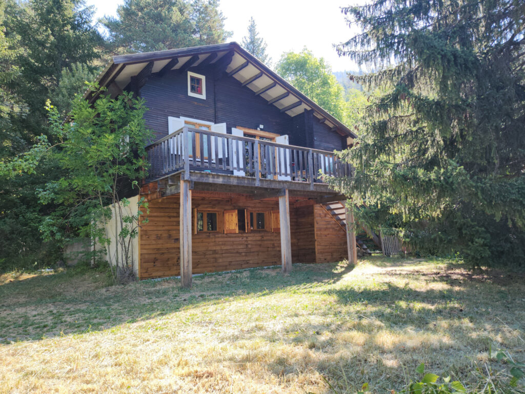 Chalet en bois au milieu des arbres – 5 pièces – 4 chambres – 75 m²