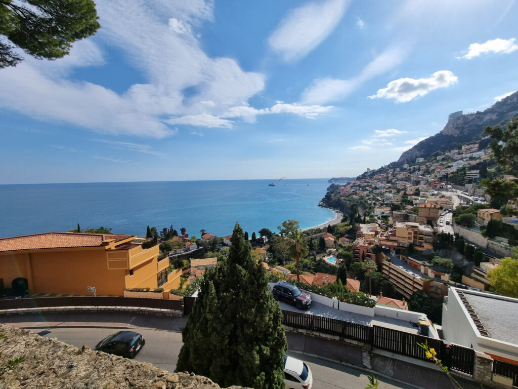 À Roquebrune-Cap-Martin (06), villa de 340m2 à acheter – 10 pièces – 6 chambres – 340 m²