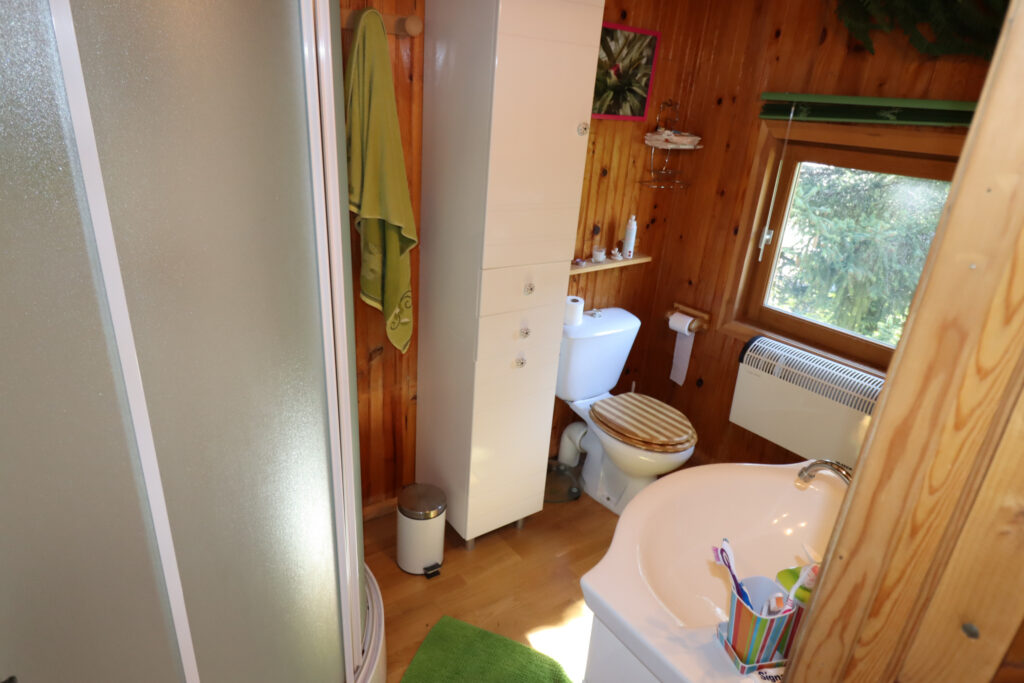 Chalet en bois au milieu des arbres – 5 pièces – 4 chambres – 75 m²