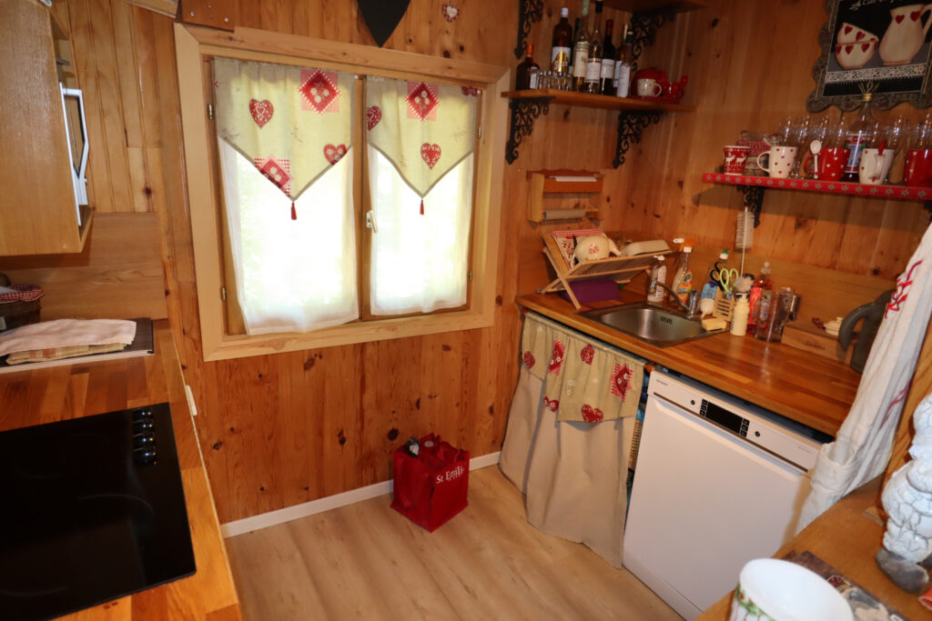 Chalet en bois au milieu des arbres – 5 pièces – 4 chambres – 75 m²