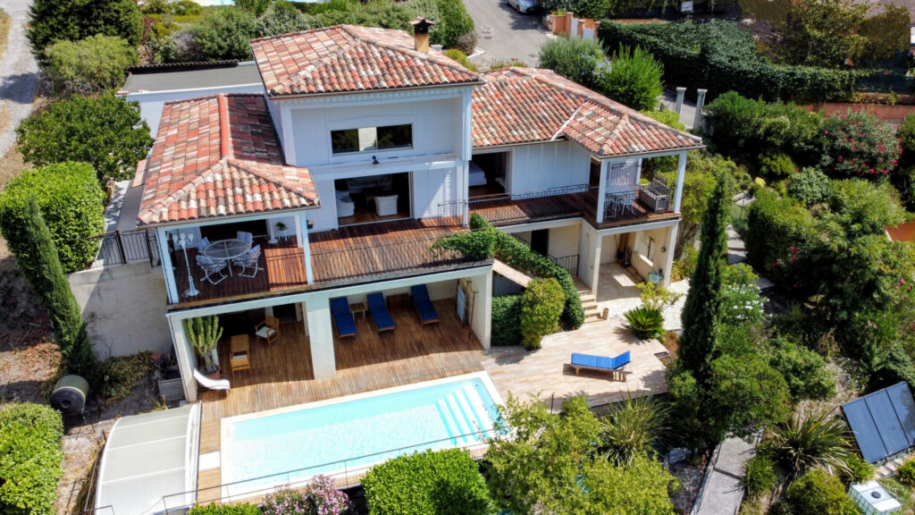 Au sud de Vence, maison de 145 m2 avec piscine en vente avec – 4 pièces – 2 chambres – 145.52 m²