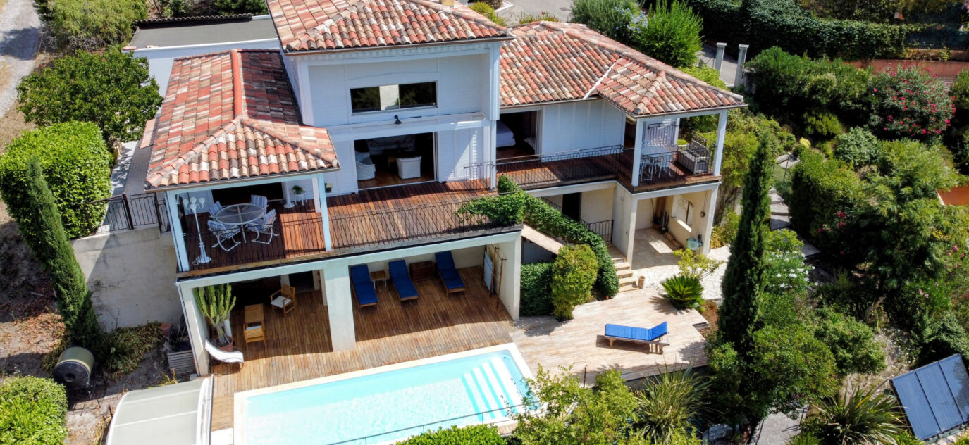 Au sud de Vence, maison de 145 m2 avec piscine en vente avec – 4 pièces – 2 chambres – 145.52 m²
