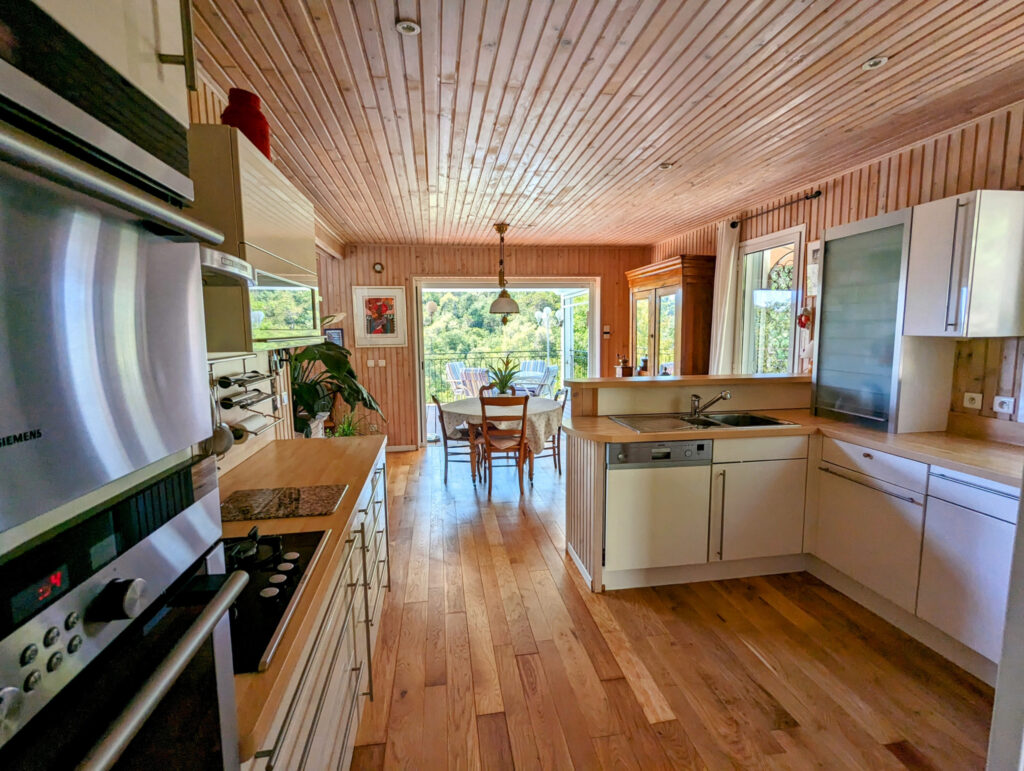 Au sud de Vence, maison de 145 m2 avec piscine en vente avec – 4 pièces – 2 chambres – 145.52 m²