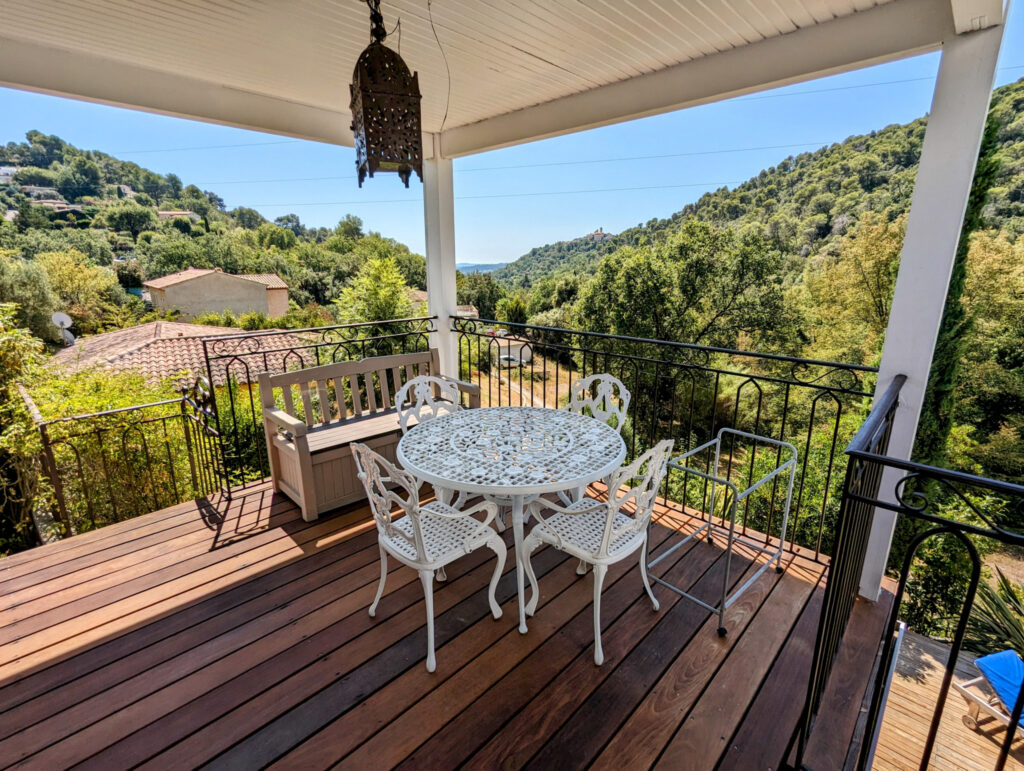 Au sud de Vence, maison de 145 m2 avec piscine en vente avec – 4 pièces – 2 chambres – 145.52 m²