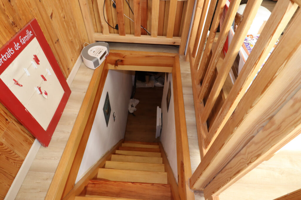 Chalet en bois au milieu des arbres – 5 pièces – 4 chambres – 75 m²