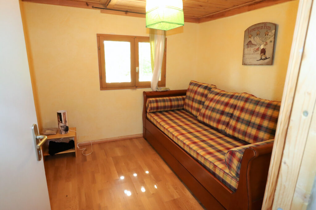 Chalet en bois au milieu des arbres – 5 pièces – 4 chambres – 75 m²