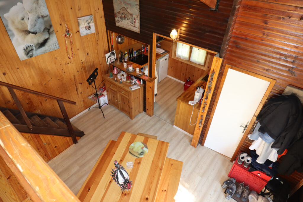 Chalet en bois au milieu des arbres – 5 pièces – 4 chambres – 75 m²