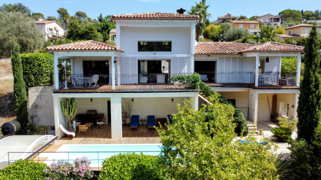 Au sud de Vence, maison de 145 m2 avec piscine en vente avec – 4 pièces – 2 chambres – 145.52 m²