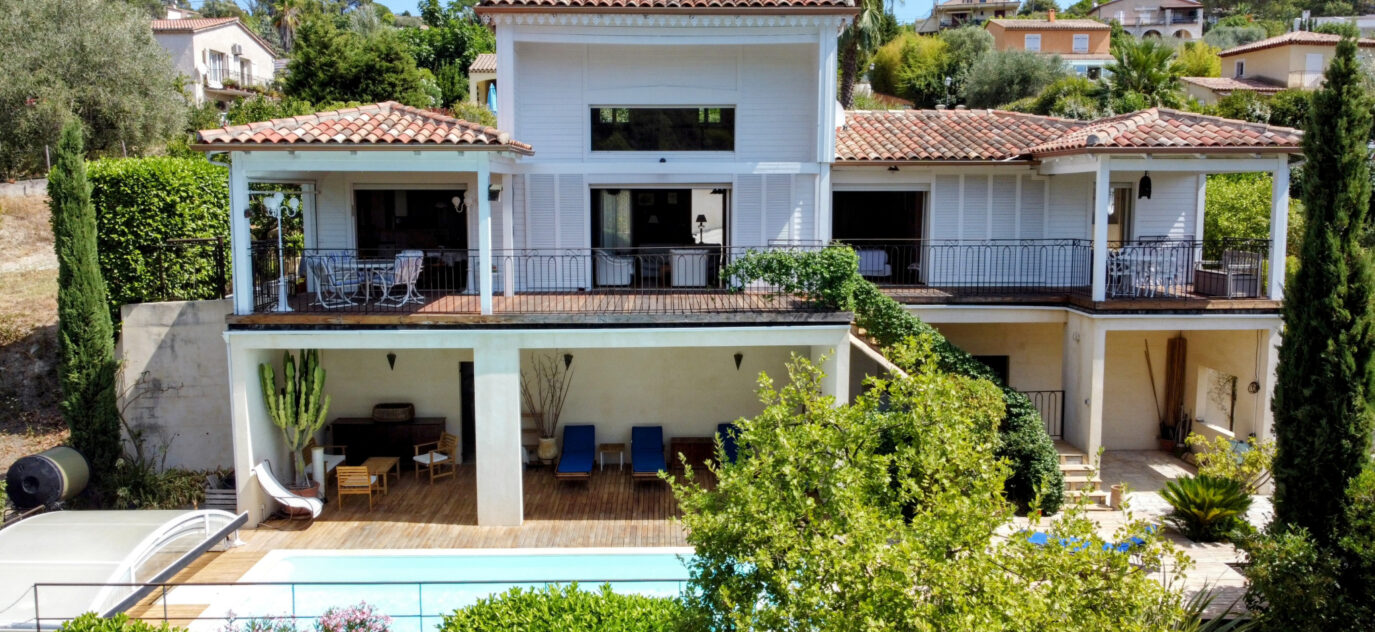 Au sud de Vence, maison de 145 m2 avec piscine en vente avec – 4 pièces – 2 chambres – 145.52 m²