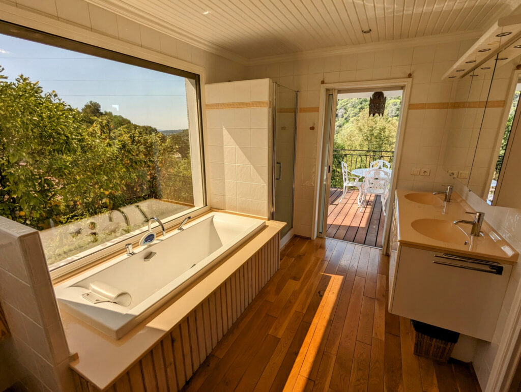 Au sud de Vence, maison de 145 m2 avec piscine en vente avec – 4 pièces – 2 chambres – 145.52 m²