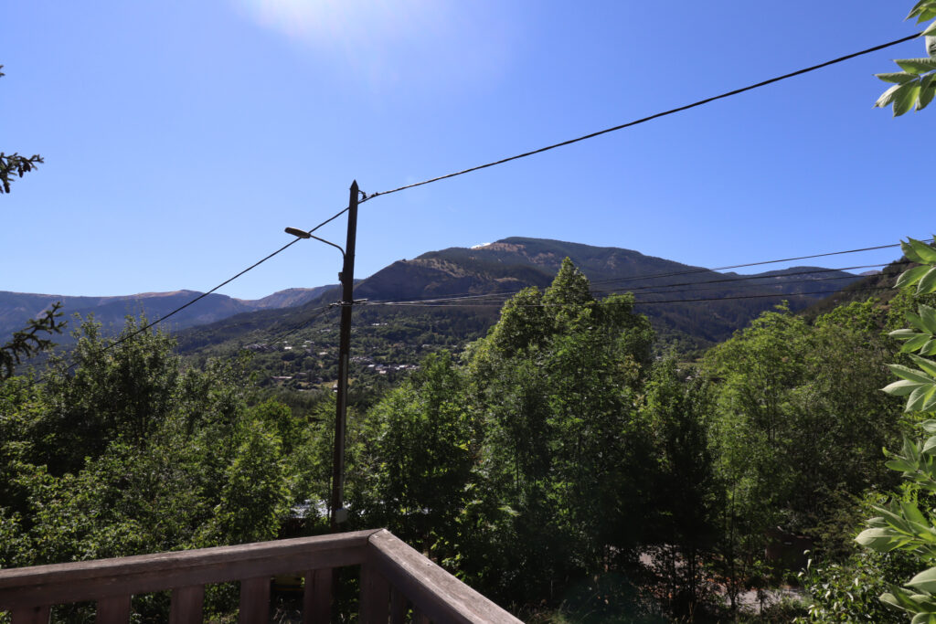 Chalet en bois au milieu des arbres – 5 pièces – 4 chambres – 75 m²