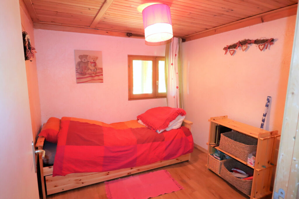 Chalet en bois au milieu des arbres – 5 pièces – 4 chambres – 75 m²