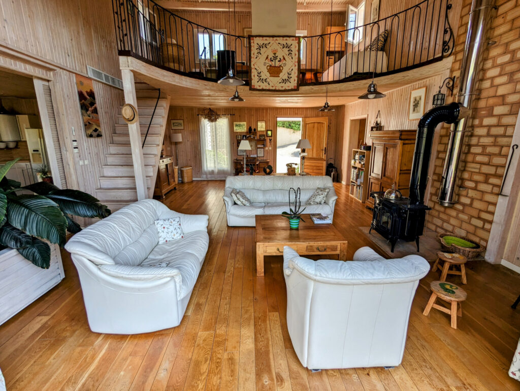 Au sud de Vence, maison de 145 m2 avec piscine en vente avec – 4 pièces – 2 chambres – 145.52 m²