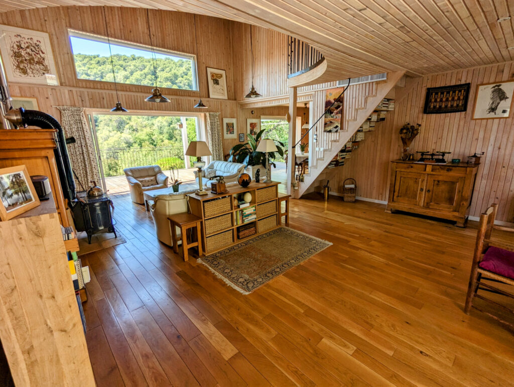 Au sud de Vence, maison de 145 m2 avec piscine en vente avec – 4 pièces – 2 chambres – 145.52 m²