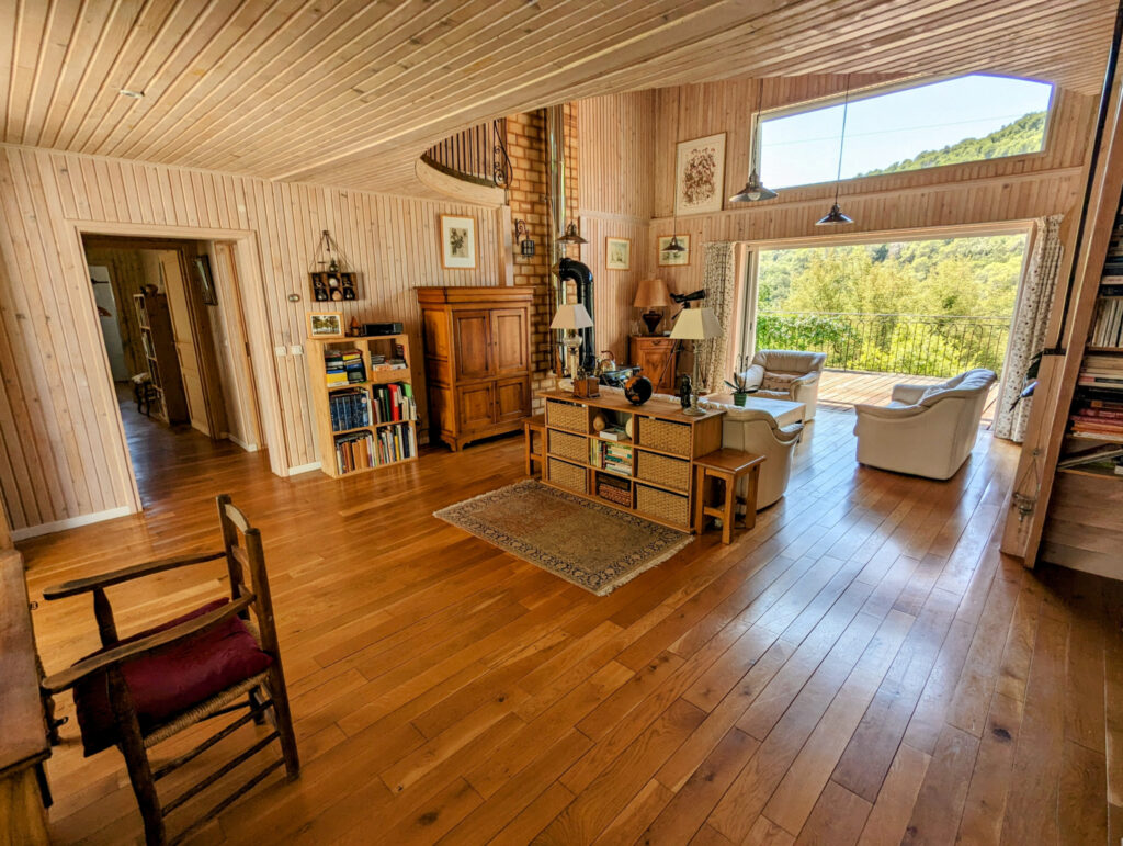 Au sud de Vence, maison de 145 m2 avec piscine en vente avec – 4 pièces – 2 chambres – 145.52 m²