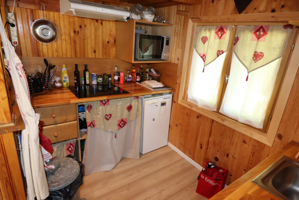 Chalet en bois au milieu des arbres – 5 pièces – 4 chambres – 75 m²