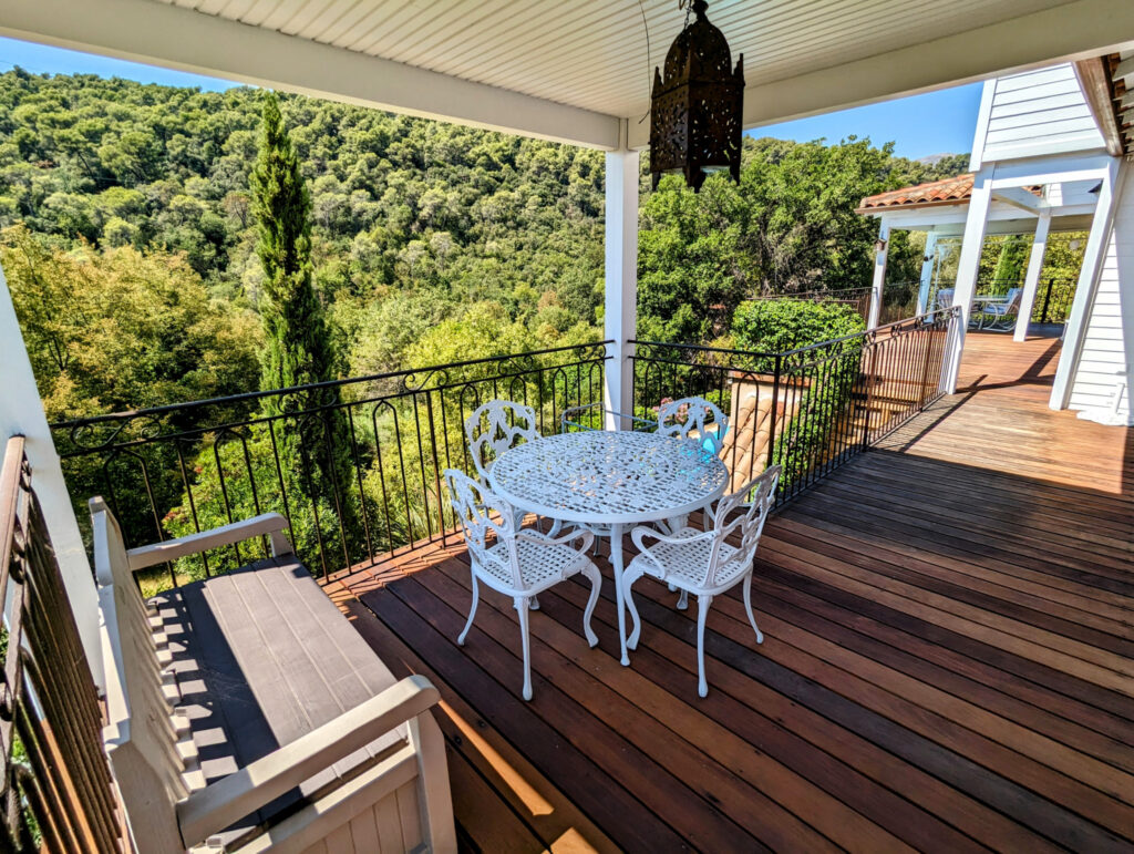 Au sud de Vence, maison de 145 m2 avec piscine en vente avec – 4 pièces – 2 chambres – 145.52 m²