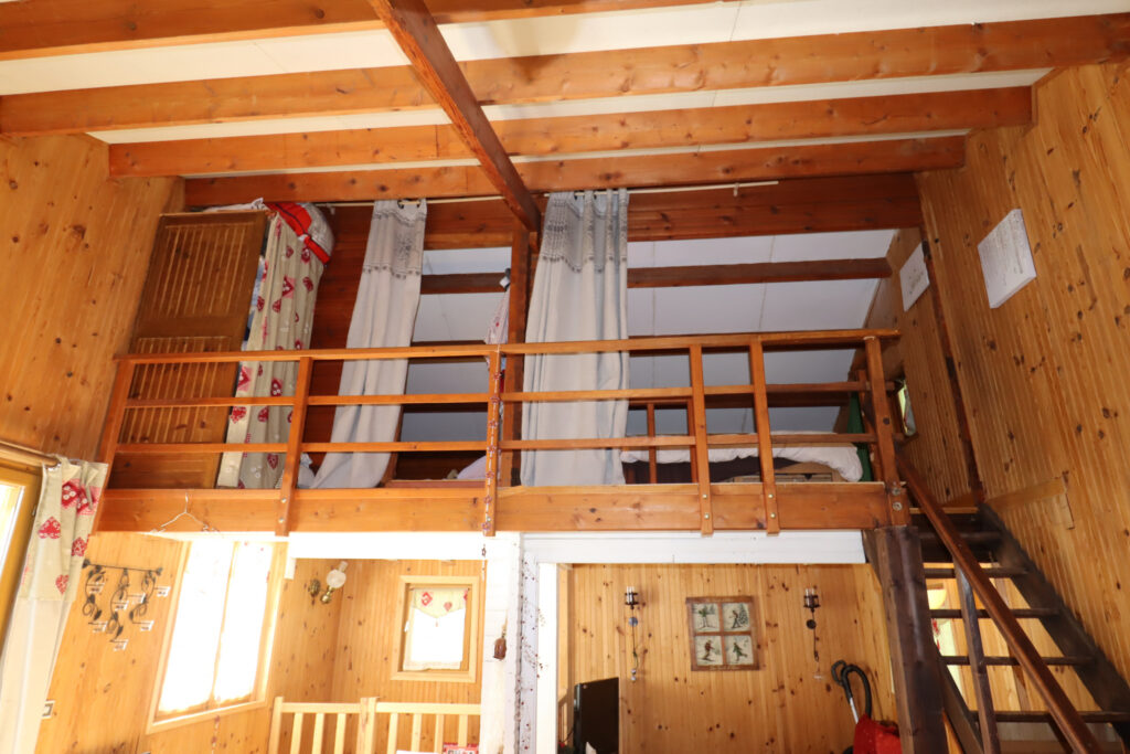 Chalet en bois au milieu des arbres – 5 pièces – 4 chambres – 75 m²