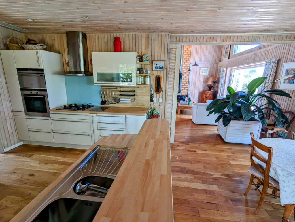 Au sud de Vence, maison de 145 m2 avec piscine en vente avec – 4 pièces – 2 chambres – 145.52 m²