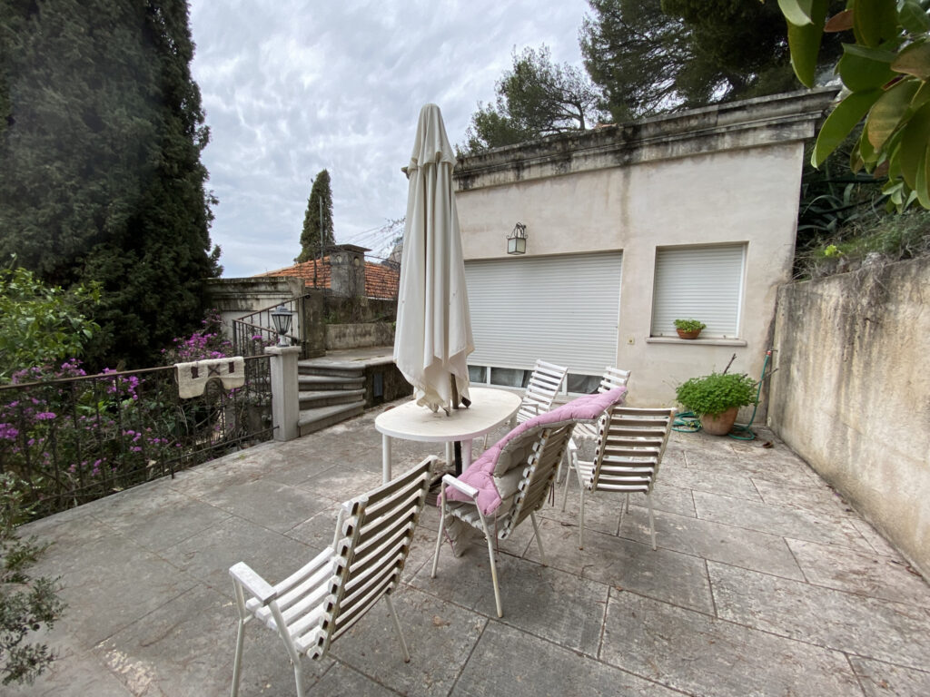 À Roquebrune-Cap-Martin (06), villa de 340m2 à acheter – 10 pièces – 6 chambres – 340 m²