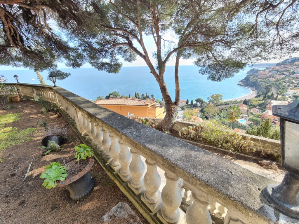 À Roquebrune-Cap-Martin (06), villa de 340m2 à acheter – 10 pièces – 6 chambres – 340 m²