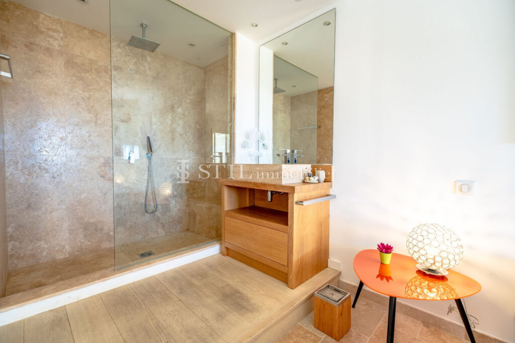 location villa 5 Pièce(s) – 5 pièces – 4 chambres – 200.00 m²