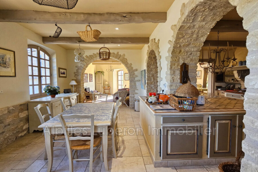 Maison à louer à Eygalières