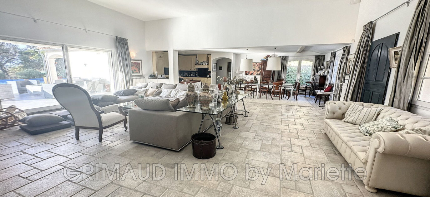 Villa vue mer avec garage et piscine – 5 pièces – 4 chambres – 220.00 m²