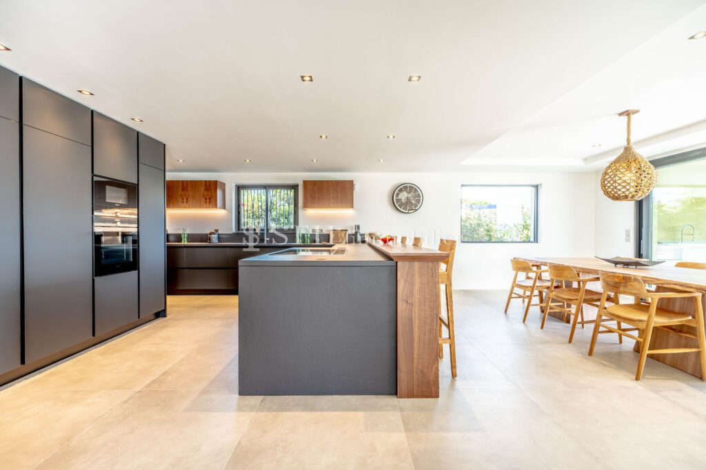 location villa 6 Pièce(s) – 6 pièces – 4 chambres – 366.00 m²