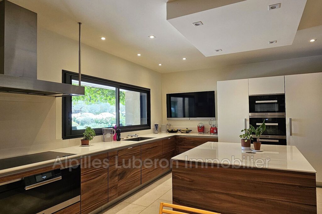 location mas 8 Pièce(s) – 8 pièces – 6 chambres – 430.00 m²