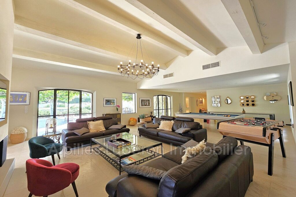 location mas 8 Pièce(s) – 8 pièces – 6 chambres – 430.00 m²