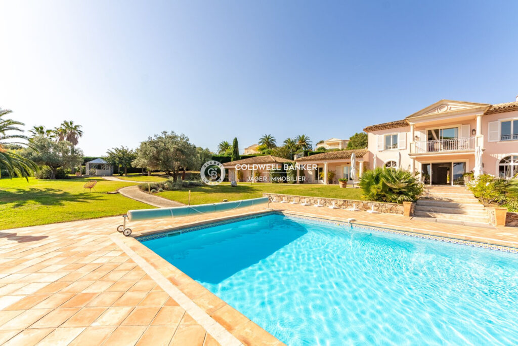 Beauvallon – Propriété 12 chambres vue mer et plage à pied    – 14 pièces – 12 chambres – 614.00 m²