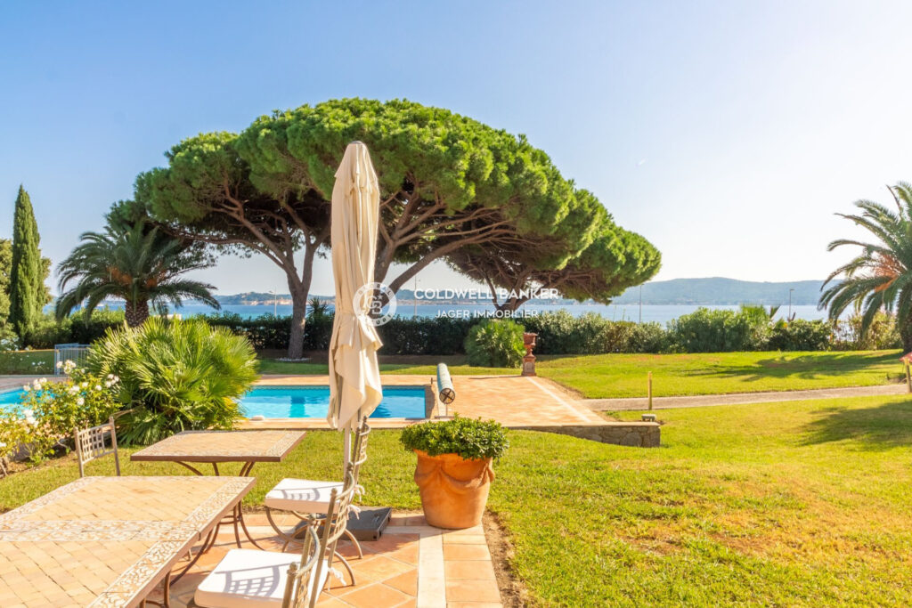 Beauvallon – Propriété 12 chambres vue mer et plage à pied    – 14 pièces – 12 chambres – 614.00 m²