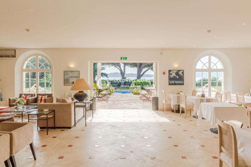 Beauvallon – Propriété 12 chambres vue mer et plage à pied    – 14 pièces – 12 chambres – 614.00 m²