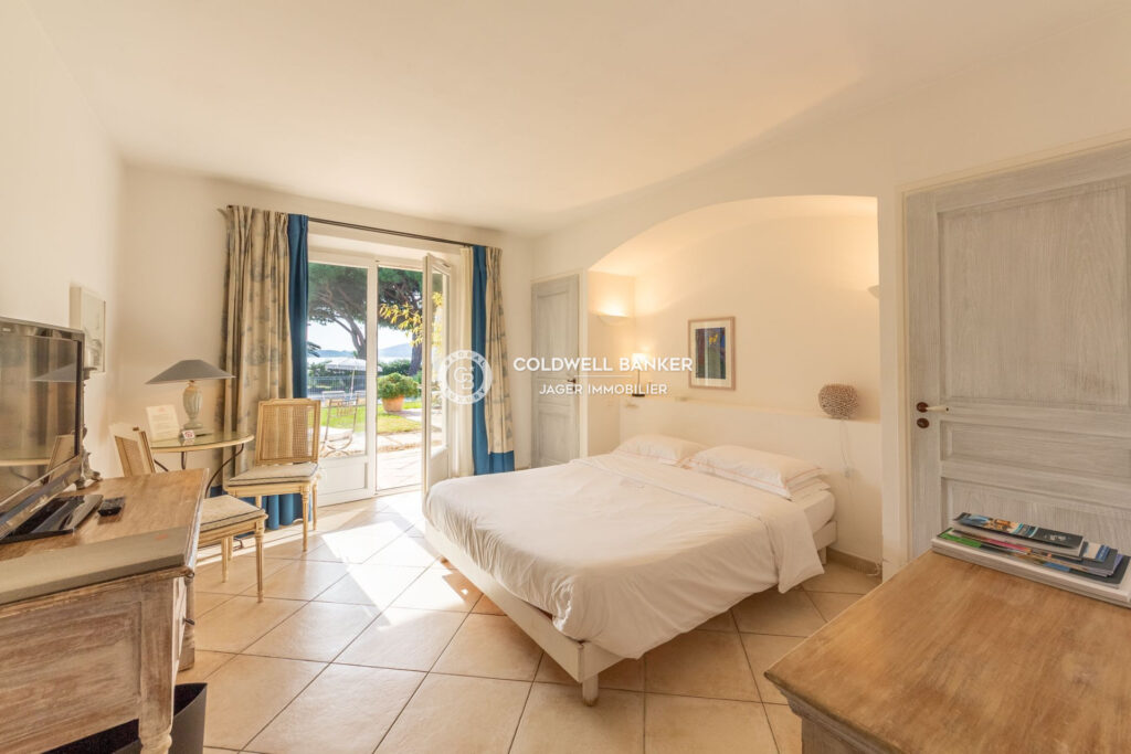 Beauvallon – Propriété 12 chambres vue mer et plage à pied    – 14 pièces – 12 chambres – 614.00 m²