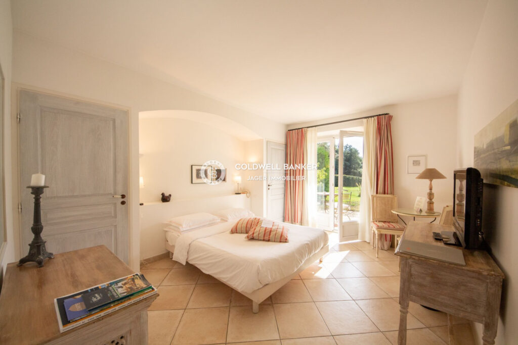 Beauvallon – Propriété 12 chambres vue mer et plage à pied    – 14 pièces – 12 chambres – 614.00 m²