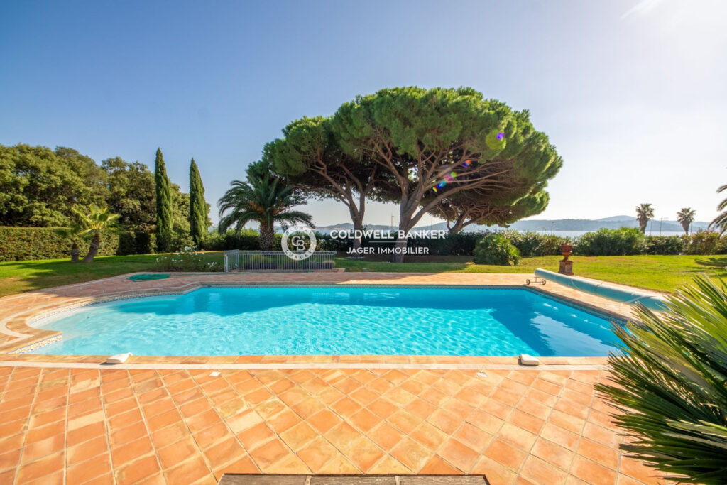 Beauvallon – Propriété 12 chambres vue mer et plage à pied    – 14 pièces – 12 chambres – 614.00 m²