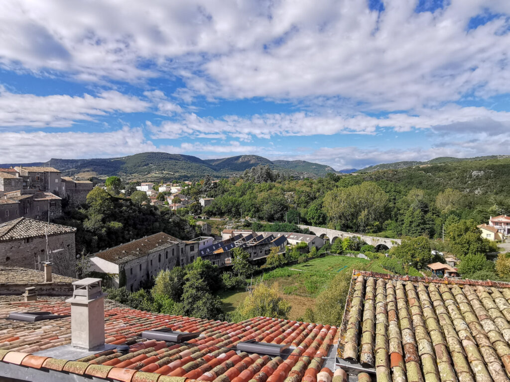 Maison de village de 104m2 avec terrasse – 5 pièces – 3 chambres – 104 m²