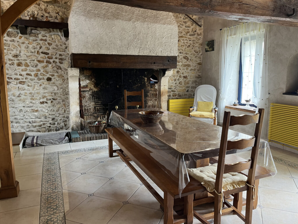 MAISON A LA CAMPAGNE AVEC PISCINE  – 4 pièces – 2 chambres – 121 m²