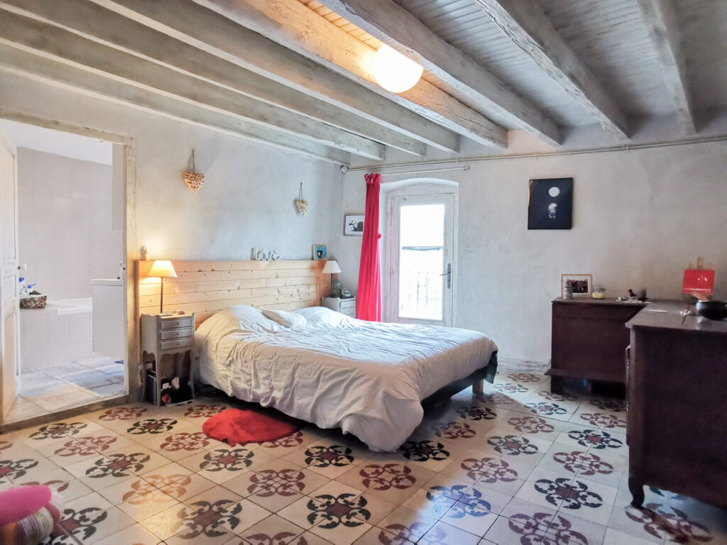 Maison de village de 104m2 avec terrasse – 5 pièces – 3 chambres – 104 m²