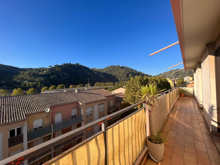 HYPER CENTRE LA TRINITE, 4 pièces d’angle, 77m2, 2 balcons,  – 4 pièces – 3 chambres – 80.54 m²