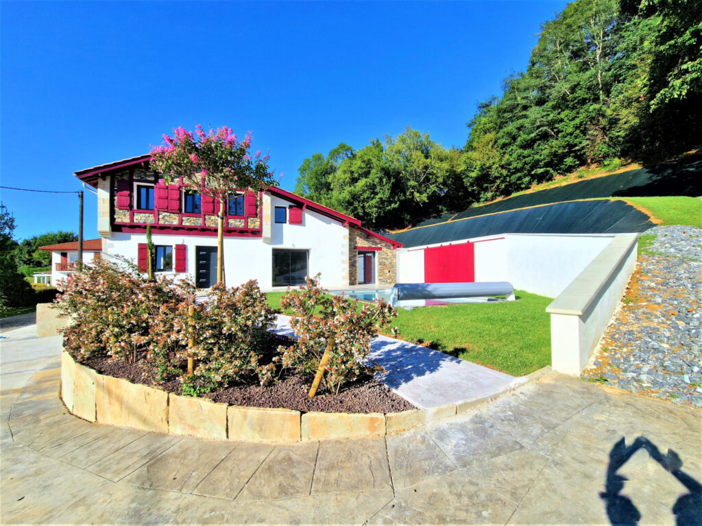 Villa rénovée avec vue imprenable sur la Rhune – 6 pièces – 4 chambres – 183 m²