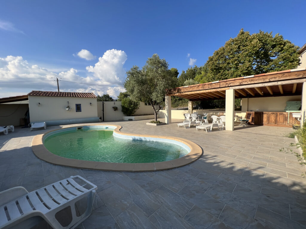 MAISON T5 + APPARTEMENT T4 A VENDRE SUR BEAUMONT DE PERTUIS – 9 pièces – 7 chambres – 186.62 m²