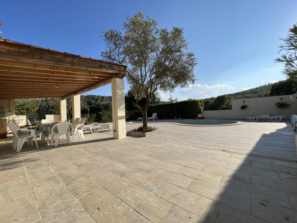 MAISON T5 + APPARTEMENT T4 A VENDRE SUR BEAUMONT DE PERTUIS – 9 pièces – 7 chambres – 186.62 m²