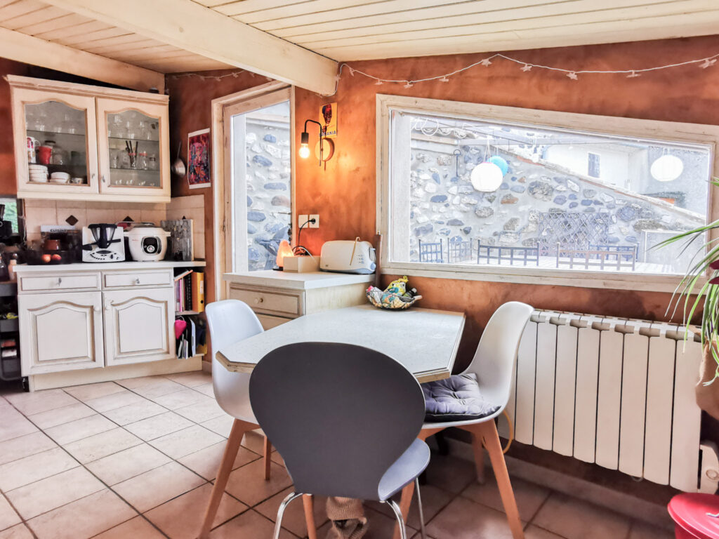 Maison de village de 104m2 avec terrasse – 5 pièces – 3 chambres – 104 m²