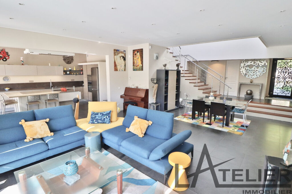 Maison Moderne de 250m2 avec 6 chambres et piscine – 9 pièces – 7 chambres – 250 m²