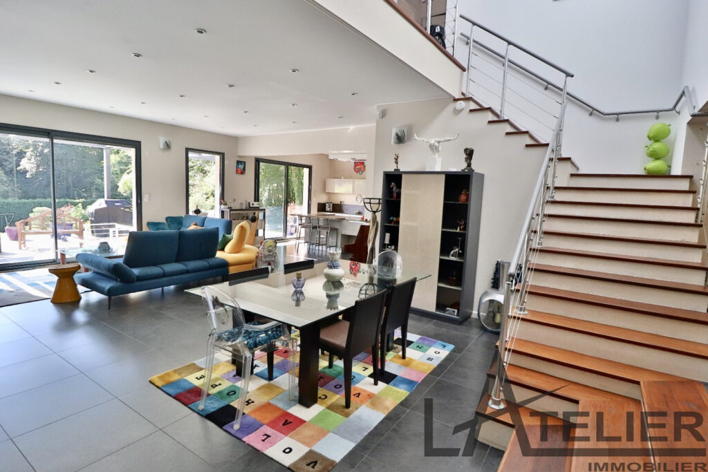 Maison Moderne de 250m2 avec 6 chambres et piscine – 9 pièces – 7 chambres – 250 m²