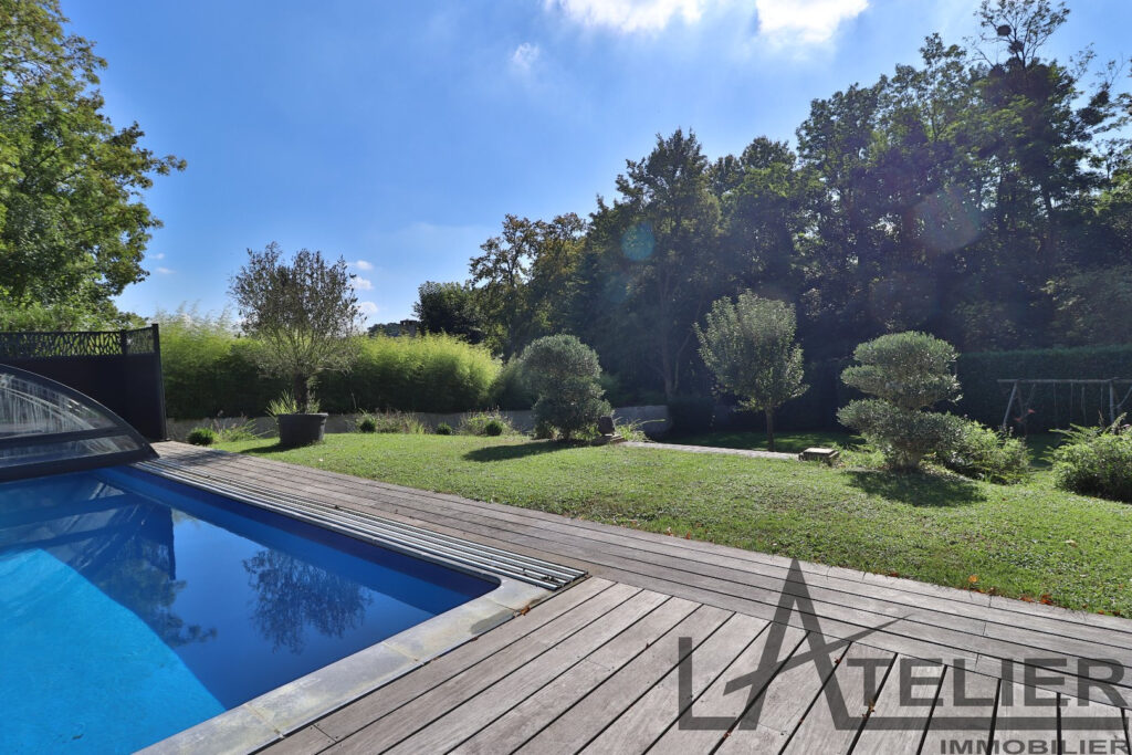 Maison Moderne de 250m2 avec 6 chambres et piscine – 9 pièces – 7 chambres – 250 m²