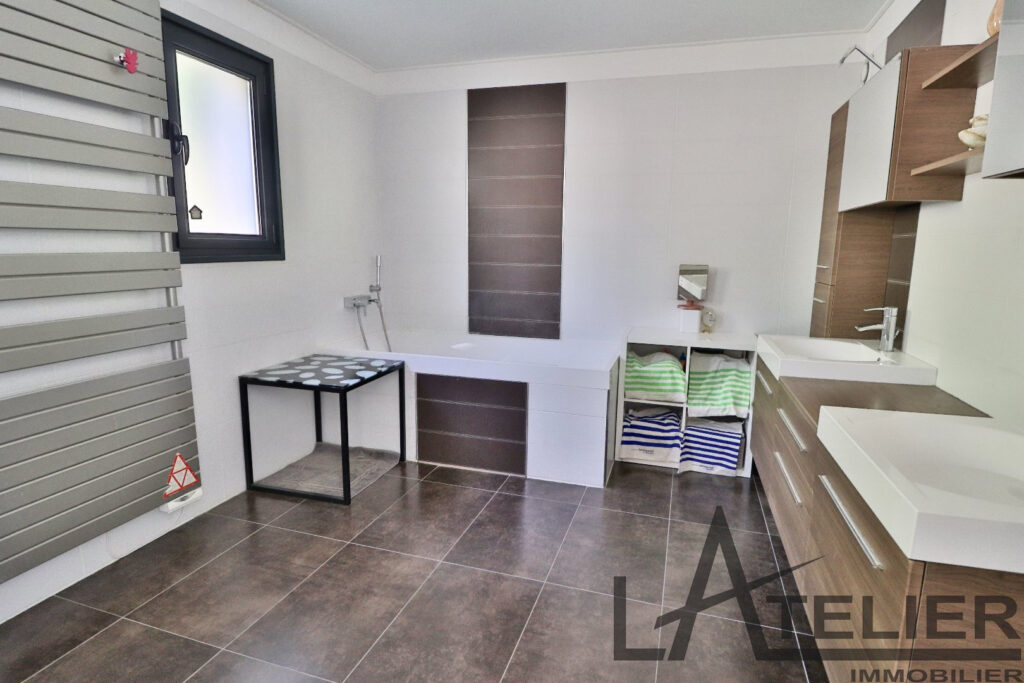 Maison Moderne de 250m2 avec 6 chambres et piscine – 9 pièces – 7 chambres – 250 m²