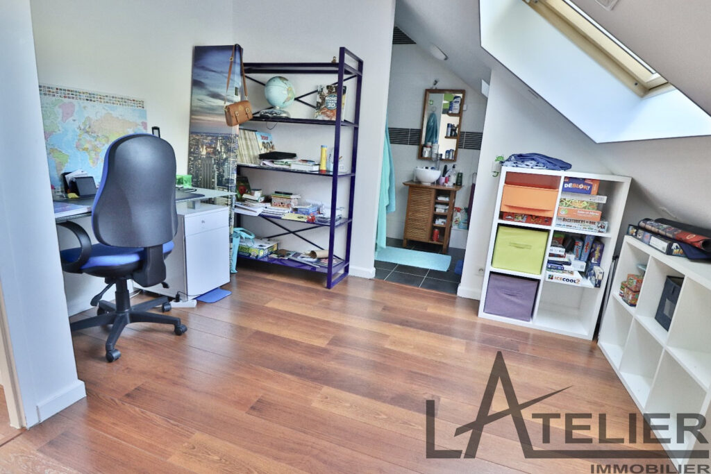 Maison Moderne de 250m2 avec 6 chambres et piscine – 9 pièces – 7 chambres – 250 m²